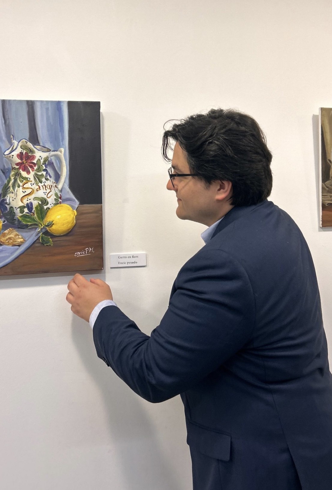 El artista junto a una obra en la exposición conjunta de Caixa Rural Vila-real