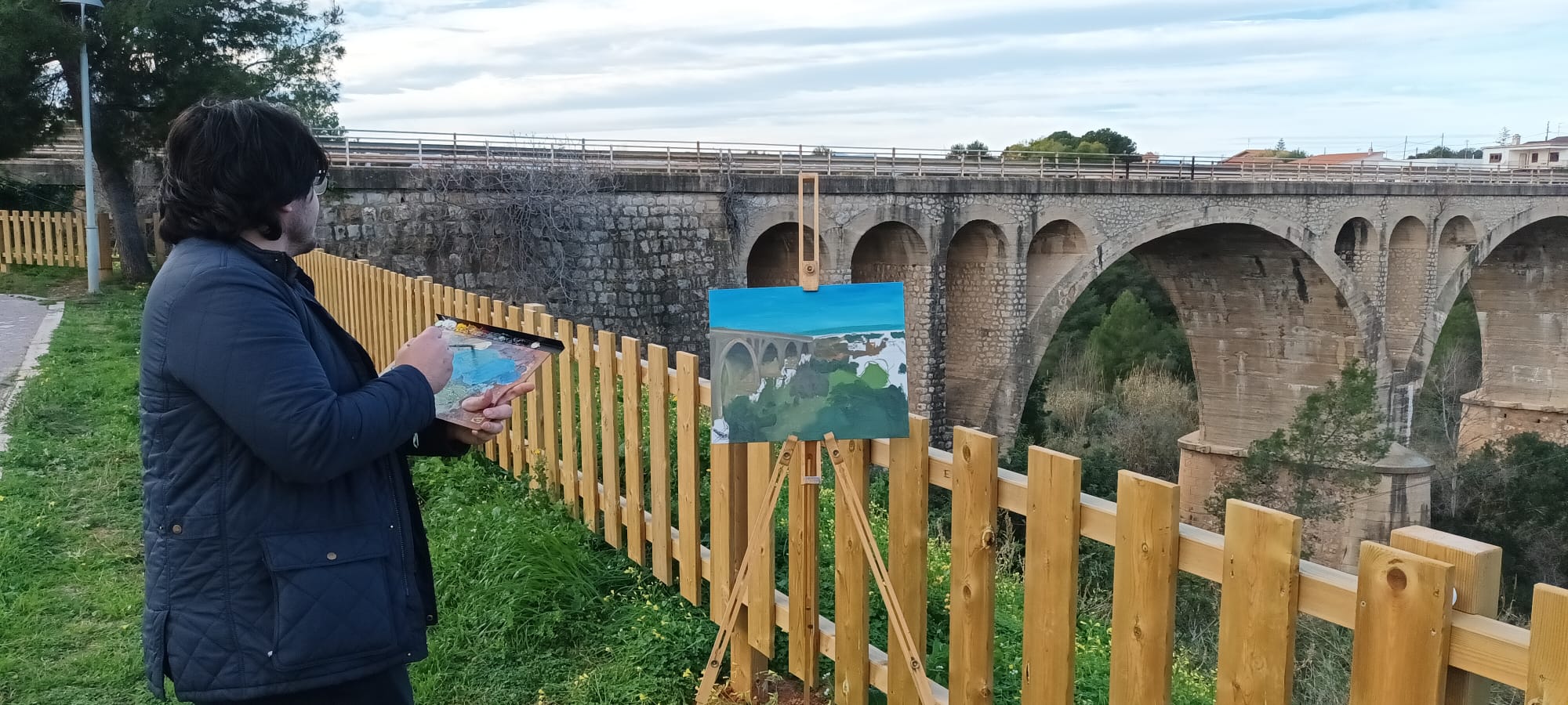 El artista realiza un estudio de color frente al puente de la ermita de Vila-real